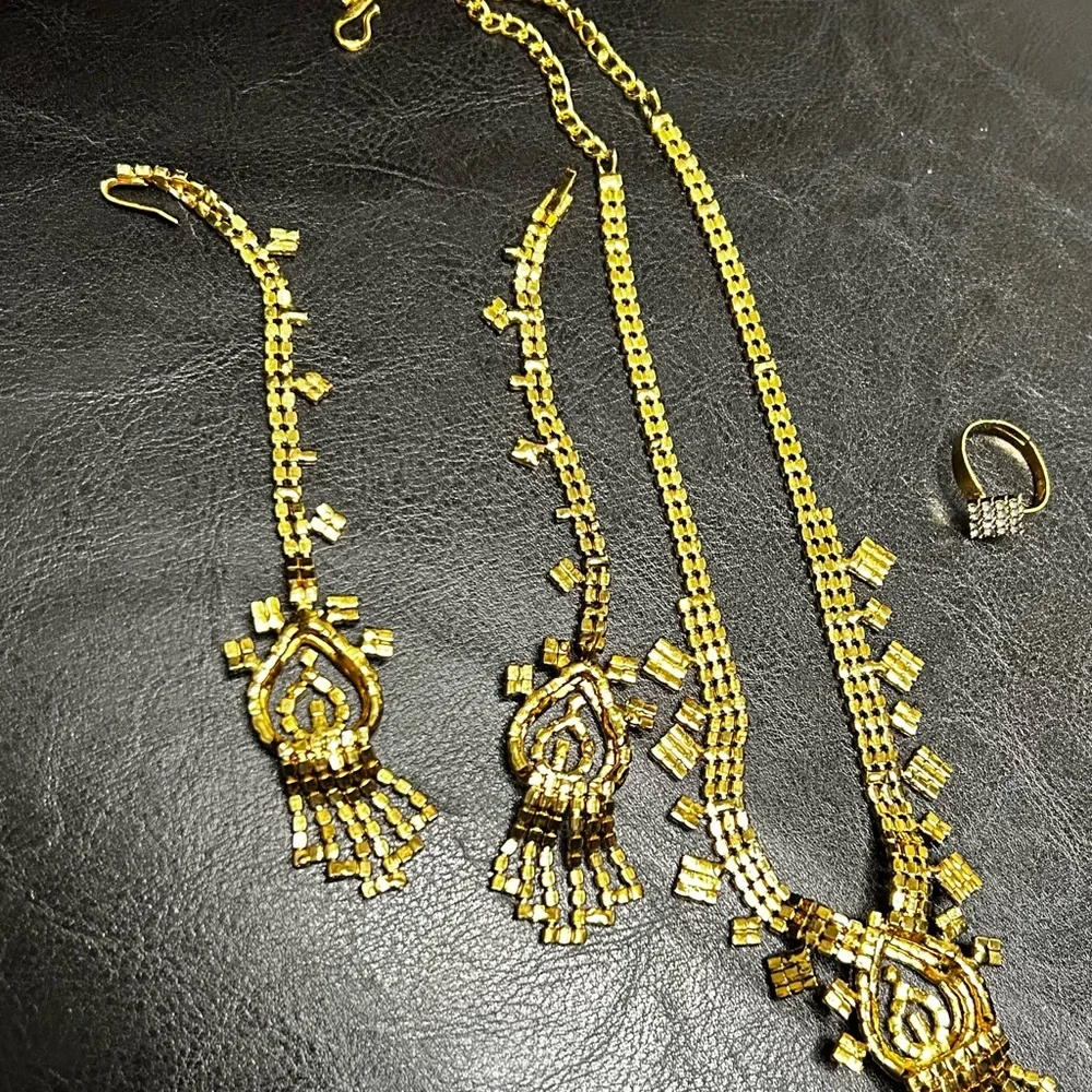 Elegant Gold Jewelry Set - Picture 5 of 5